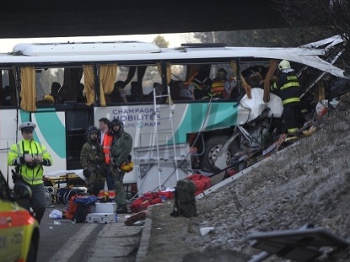 Havaroval francúzsky autobus plný detí, vodič zomrel