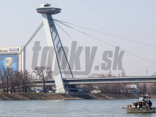 Bratislavský okrášľovací spolok počas prieskumu brehu Dunaja a hľadania torza sochy Márie Terézie v Dunaji.