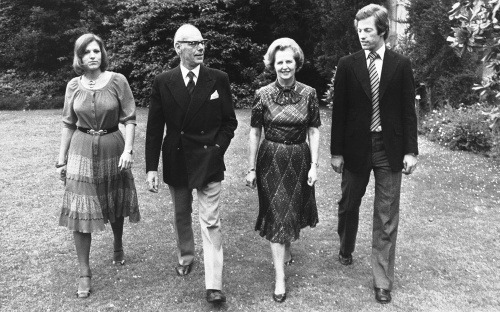 Margaret Thatcherová v roku 1979 s manželom a deťmi.