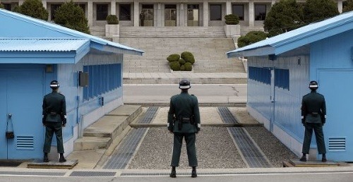 Vojaci hliadkujú na hraniciach dediny Panmunjom, ktorá po Kórejskej vojne rozdelila Kóreu na dve krajiny