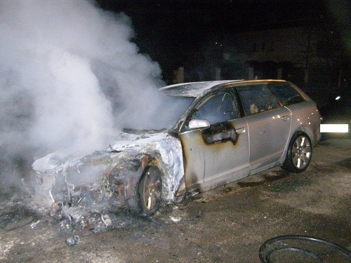 Hasiči likvidovali požiar luxusného Audi