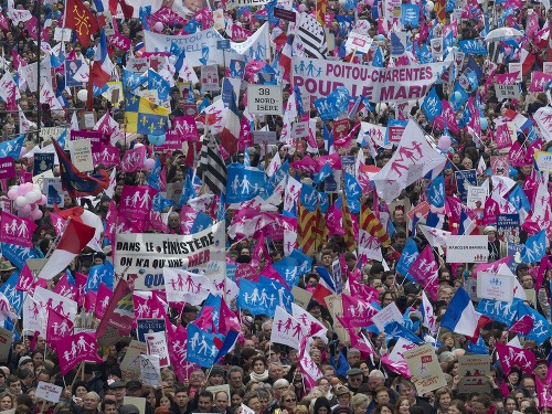 Tisíce Francúzov protestovali proti schváleniu zákona umožňujúceho homosexuálnym párom svadby a adopcie detí.