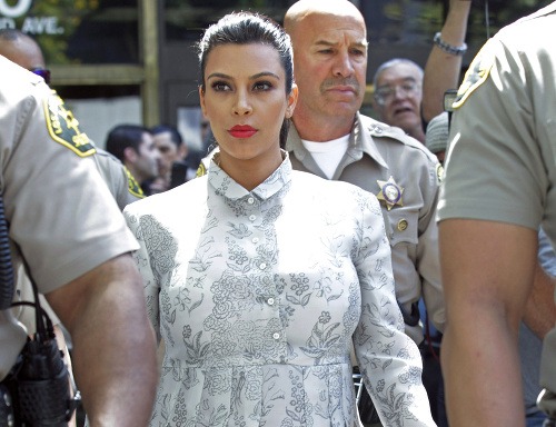 Kim Kardashian v sprievode policajtov