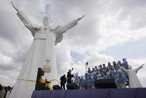 Odhalili najvyššiu sochu pápeža Jána Pavla II.