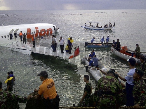 Na pobreží Bali sa do mora zrútilo lietadlo.