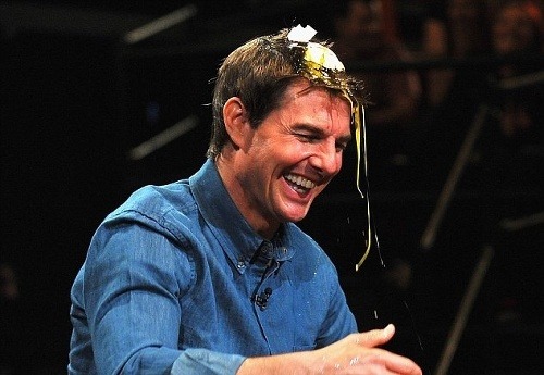 Tom Cruise odhodil zábrany a skončil s rozbitými vajcami na hlave.