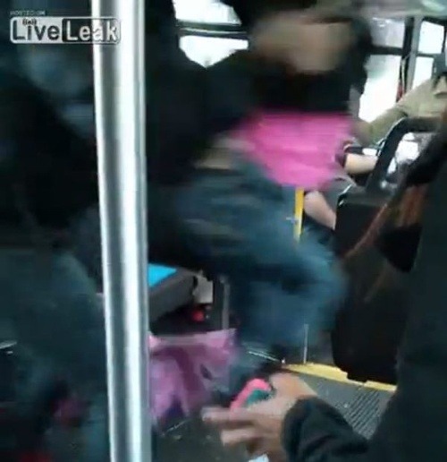 Žena odhadzuje dieťa pasažierovi na kolená