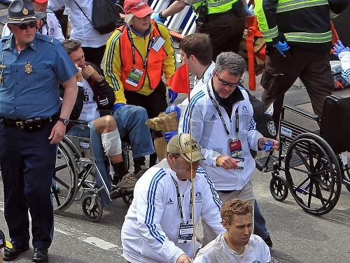 Najmenej troch mŕtvych a vyše sto zranených si v pondelok vyžiadala séria útokov v Bostone počas každoročného maratónu