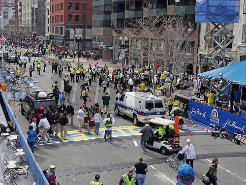 Najmenej troch mŕtvych a vyše sto zranených si v pondelok vyžiadala séria útokov v Bostone počas každoročného maratónu