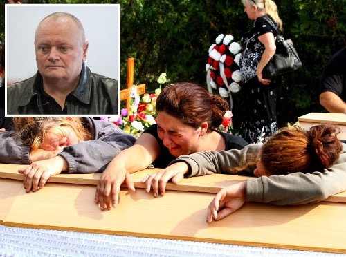 Strelec Milan Juhász a zábery z pohrebu obetí.