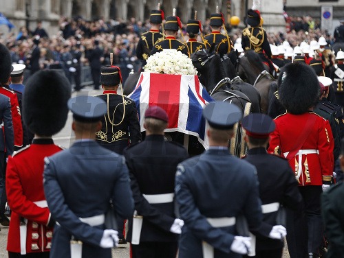 Trasu Thatcherovej pohrebného sprievodu lemovali jej sympatizanti i odporcovia
