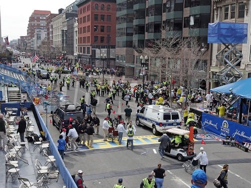 Dnes si v Bostone uctia obete výbuchov v cieľovej rovinke maratónu