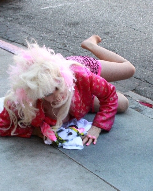Svojská celebrita Angelyne doplatila na výstredný outfit a zosypala sa na zem.