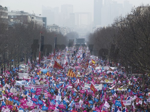 Tisíce Francúzov protestovalo proti schváleniu zákona umožňujúceho homosexuálnym párom svadby a adopcie detí
