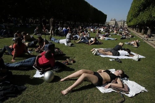 Ľudia v Paríži si aj takto vychutnávali príjemné jarné počasie.