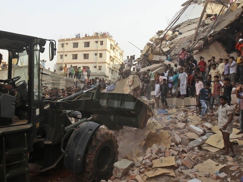 V Bangladéši sa zrútila osemposchodová budova