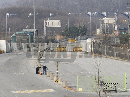 Z priemyselného komplexu Kesong odídu poslední Juhokórejčania