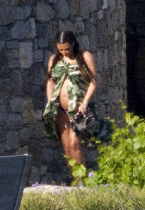 Kim Kardashian na rodinnej dovolenke obnažila svoje tehotenské bruško veľkosti XXL.