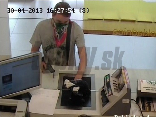 Maskovaný muž ohrozoval personál banky strelnou zbraňou