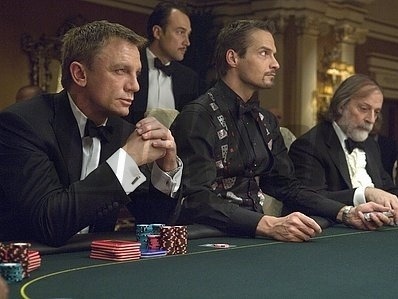 Pokrový dealer po Jamesovej ľavej ruke rozdá karty aj na Hennessy poker cup