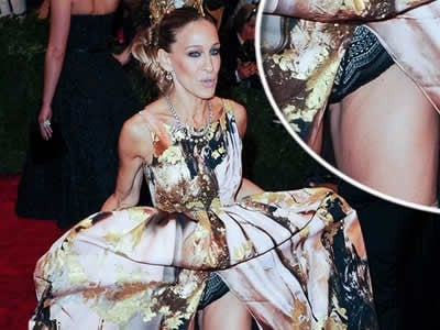 Sarah Jessica Parker s takmer 50-tkou na krku bez ostychu nadvihla sukňu a ukázala spodnú bielizeň.