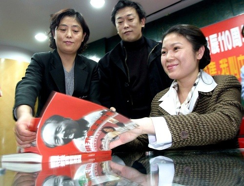 Kchung Tung-mej (vpravo).