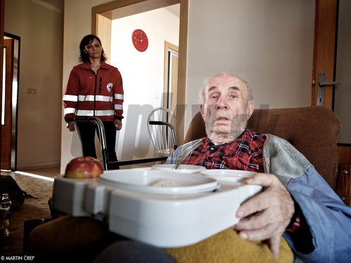 Slovenský červený kríž pomáha stovkám starých ľudí 