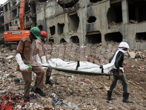 Aktuálny počet obetí kolapsu textilky v Dháke prevýšil tisícovku.