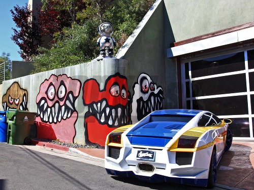 Susedom Chrisa Browna prekáža grafiti na spevákovom dome