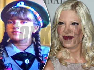 Tori Spelling to v spoločnosti preháňa s líčidlami na plastikovej tvári.