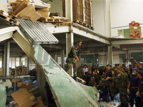 V Kambodži sa zrútila továreň na obuv, šesť osôb zahynulo