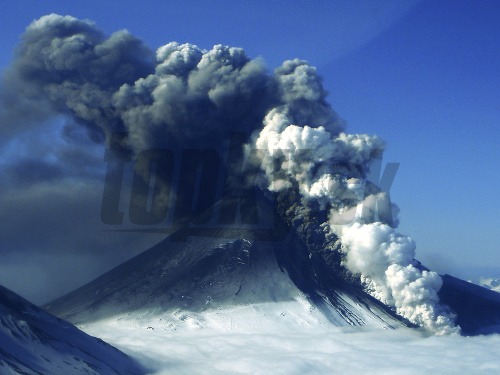 Aljašská sopka Mount Pavlof chrlí lávu a mračná popolu