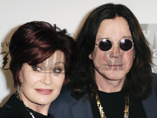 Sharon a Ozzy Osbourne sú opäť spolu. Manželka ale muzikanta neustále kontroluje. 