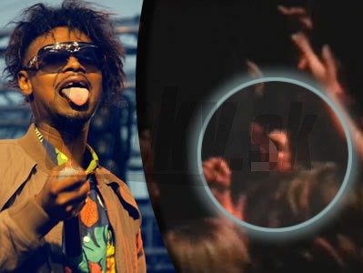 Danny Brown počas orálneho uspokojovania vernou fanúšičkou počas koncertu