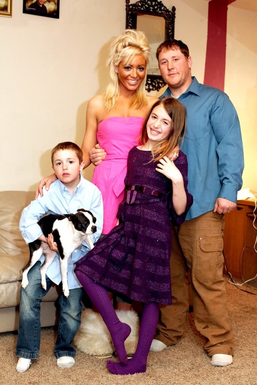 Sarah s manželom Andrewom a deťmi.