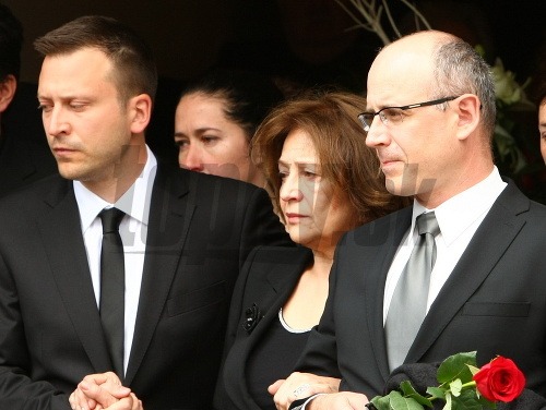 Emíliu Vášáryovú po divadelnej rozlúčke s jej manželom podopierali synovia. 