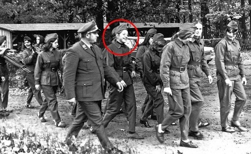 Merkelová na fotke z roku 1972 v komunistickej uniforme.
