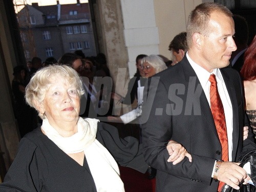 Keď vezme Boris Kollár mamu Anku do spoločnosti, radšej ju drží pekne pri sebe, aby sa nezatúlala.