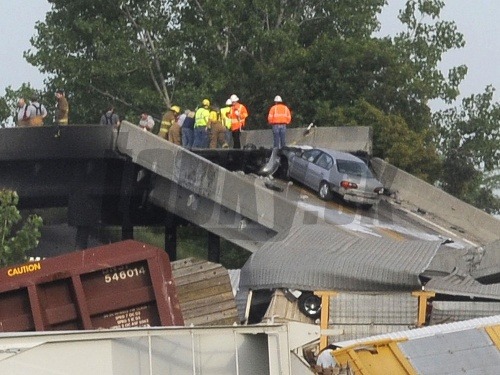 Zrážka vlakov spôsobila pád diaľničného mosta