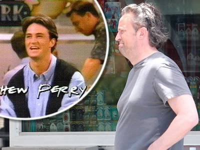 Matthew Perry sa zaguľacuje, pribúdajú mu šediny a pod tričkom sa mu rysujú ovísajúce prsia.