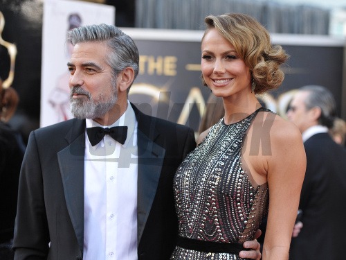 George Clooney s oficiálnou partnerkou Stacy Keibler