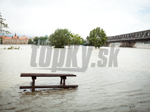 Tyršovo nábrežie zaplavuje stúpajúca hladina Dunaja