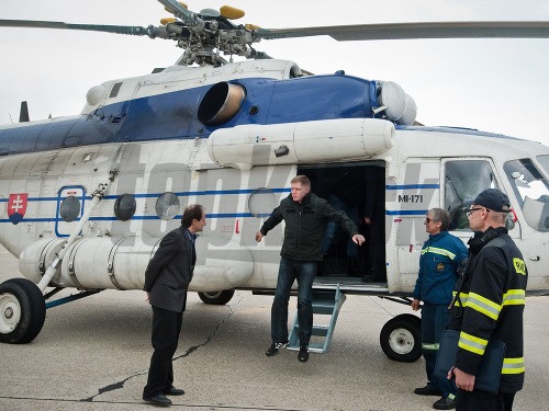 Robert Fico po kontrolnom lete vrtuľníkom letky Ministerstva vnútra SR nad oblasťami postihnutými záplavami.