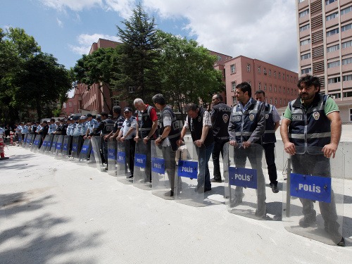 Turecké odbory začali pre protesty dva dni štrajkovať