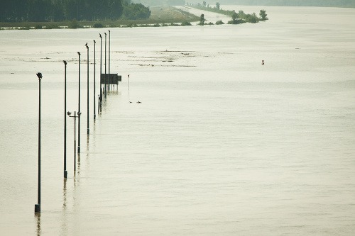 Pohľad na rozvodnenú rieku Dunaj z Vodného diela Gabčíkovo.