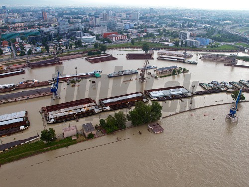 Letecký pohľad na rozvodnenú rieku Dunaj v oblasti prístavu.