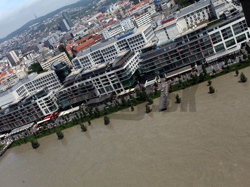 Pohľad na rozvodnený tok Dunaja v blízkosti nákupného centra Eurovea.