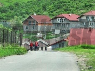 Niektoré domy zámutovských Rómov vraj nemajú v obci páru