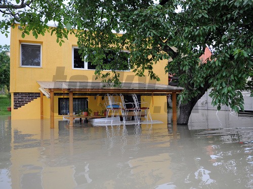 Zaplavené domy v obci Radvaň nad Dunajom.