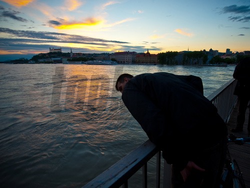 Pohľad na rozvodnený tok Dunaja zo Starého mosta